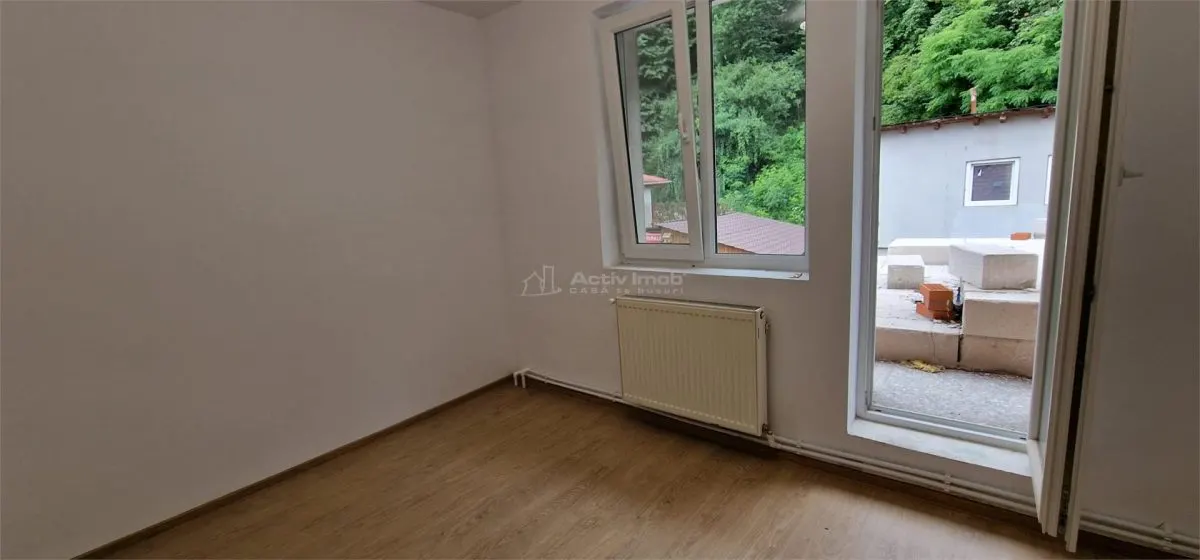 Resita: Maison Cinq Chambres avec Sous-Sol, Rez-de-Chaussée, Étage et Mansarde - foto 20