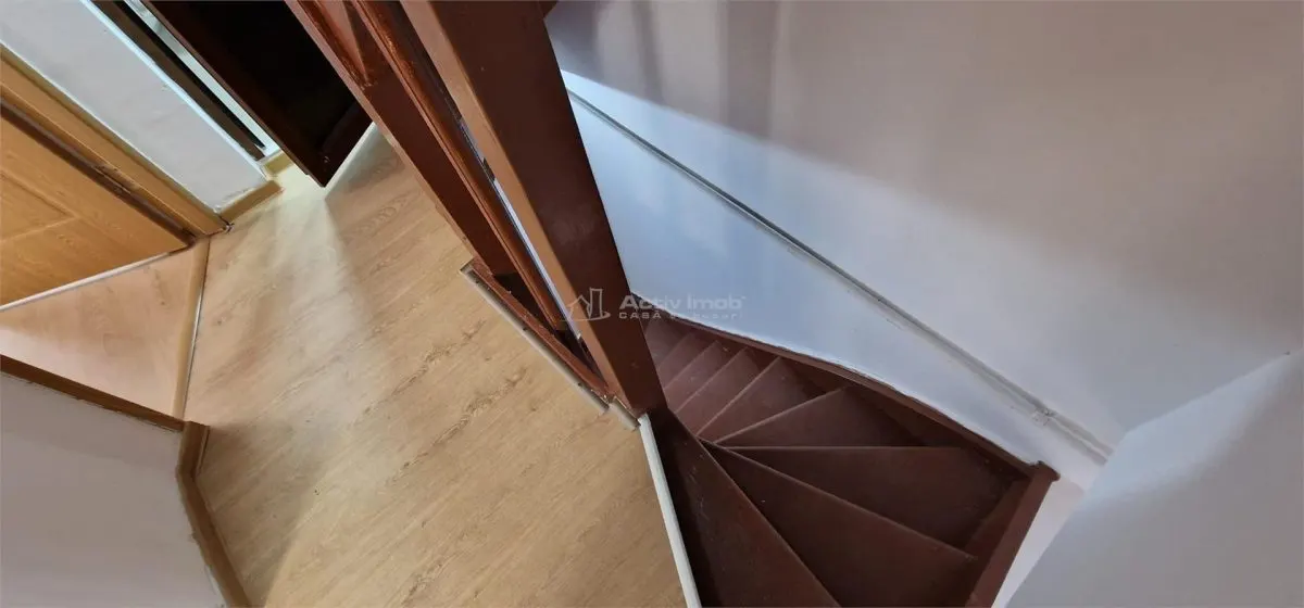 Resita: Maison Cinq Chambres avec Sous-Sol, Rez-de-Chaussée, Étage et Mansarde - foto 22