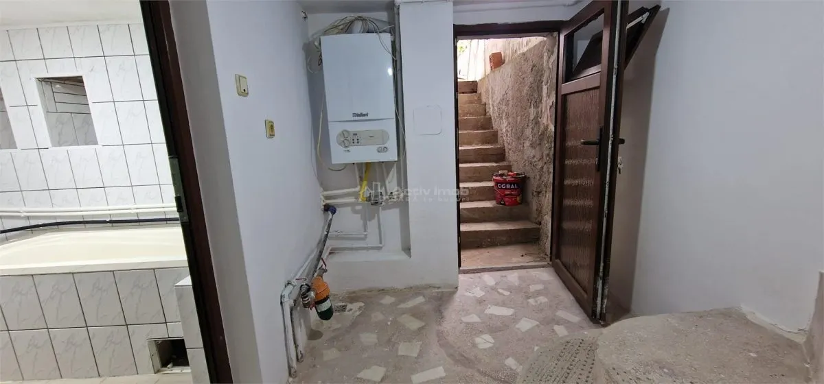 Resita: Maison Cinq Chambres avec Sous-Sol, Rez-de-Chaussée, Étage et Mansarde - foto 23