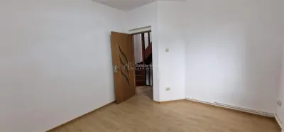 Resita: Maison Cinq Chambres avec Sous-Sol, Rez-de-Chaussée, Étage et Mansarde - foto 25
