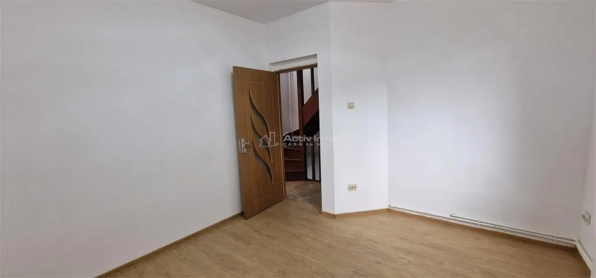 Resita: Maison Cinq Chambres avec Sous-Sol, Rez-de-Chaussée, Étage et Mansarde - foto 25