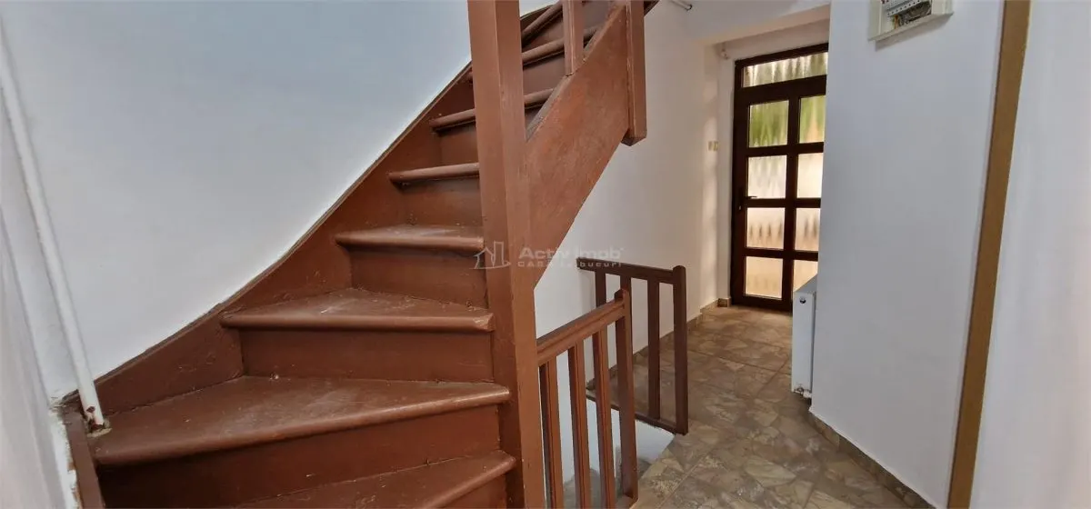 Resita: Maison Cinq Chambres avec Sous-Sol, Rez-de-Chaussée, Étage et Mansarde - foto 4