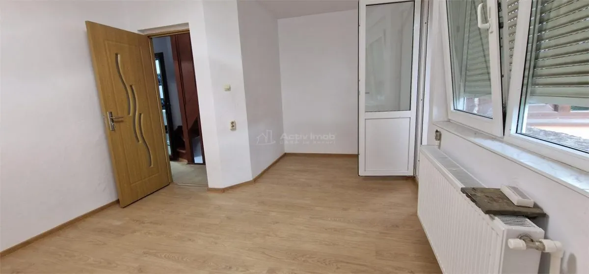 Resita: Maison Cinq Chambres avec Sous-Sol, Rez-de-Chaussée, Étage et Mansarde - foto 8