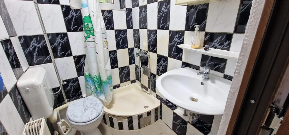 Resita: Maison Cinq Chambres avec Sous-Sol, Rez-de-Chaussée, Étage et Mansarde - foto 9