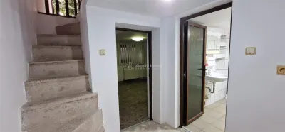 Resita: Maison Cinq Chambres avec Sous-Sol, Rez-de-Chaussée, Étage et Mansarde - foto 10