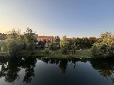 شقة بمساحة 129 متر مربع مع إطلالة على نهر كريسول ريبيد وقبو مستقل في مبنى تاريخي - Oradea
