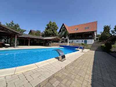 Proprietate de patrimoniu pe malul lacului Paleu - Teren 2.300 mp - piscina - Coliba lui Horea – casa istorica din secolul XVIII - Paleu