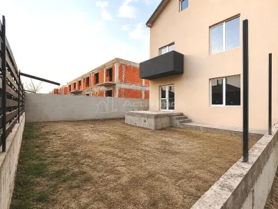出售：三层式别墅 - 普雷隆吉拉根察，玛格蕾尔 - €145,000 含增值税 - Bucuresti