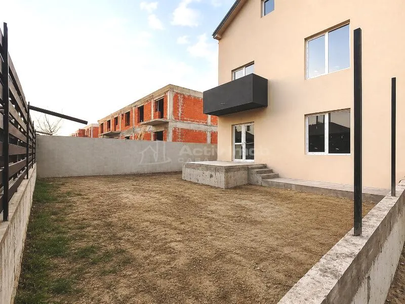 House / villa for sale 160 sqm in Bucuresti, Prelungirea Ghencea area - foto 1