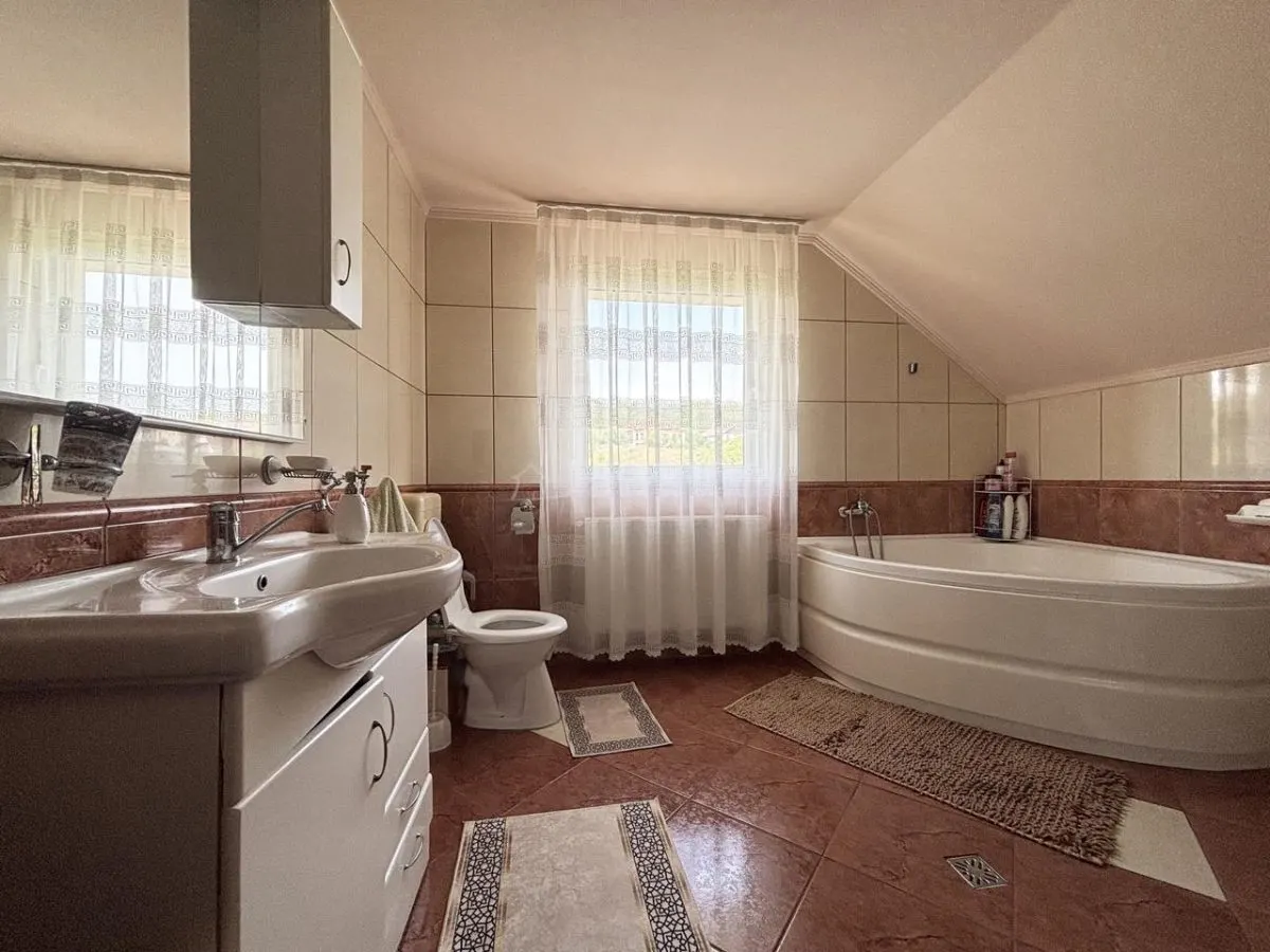 Villa - Rue Piatra Craiului, Oradea - foto 11