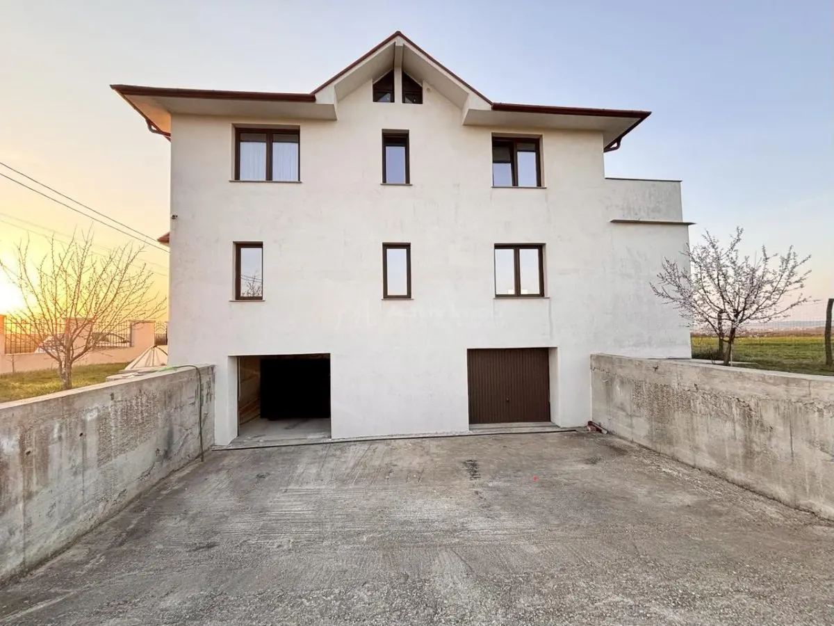 Impresionante Villa con Espacios Generosos en Cordau - foto 2