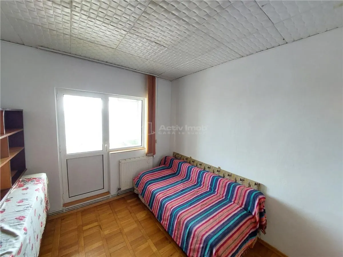 Apartamento 3 Dormitorios, Distribución Separada, 77 m², Micro 3, Buzău - foto 2