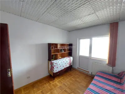Apartamento 3 Dormitorios, Distribución Separada, 77 m², Micro 3, Buzău - foto 3