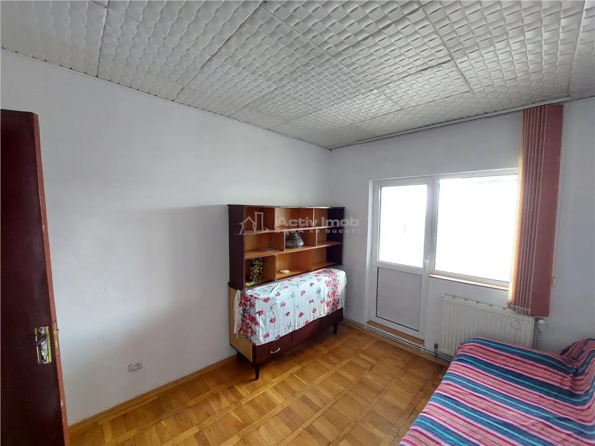 Apartamento 3 Dormitorios, Distribución Separada, 77 m², Micro 3, Buzău - foto 3