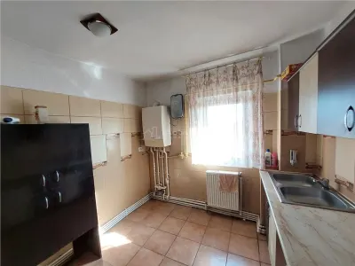 Apartamento 3 Dormitorios, Distribución Separada, 77 m², Micro 3, Buzău - foto 6