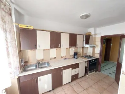 Apartamento 3 Dormitorios, Distribución Separada, 77 m², Micro 3, Buzău - foto 7