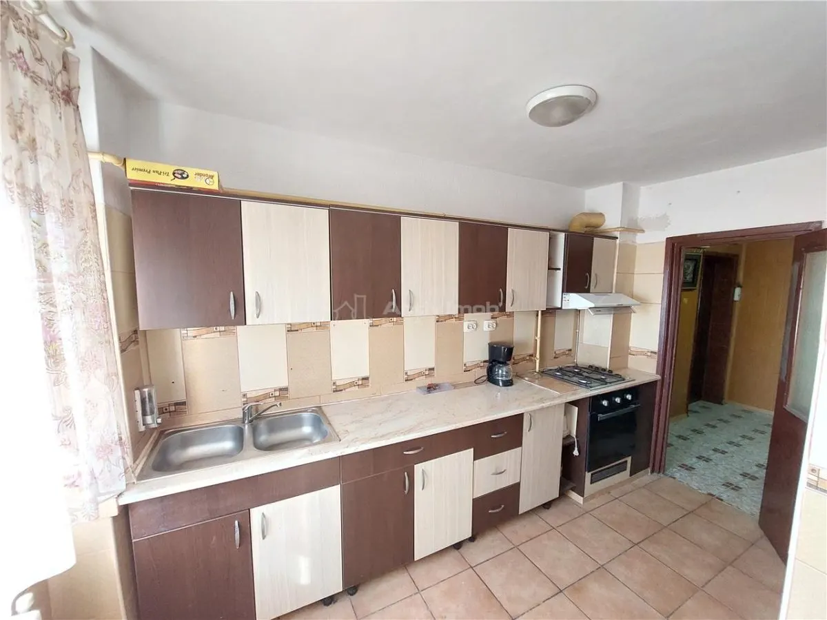 Apartamento 3 Dormitorios, Distribución Separada, 77 m², Micro 3, Buzău - foto 7