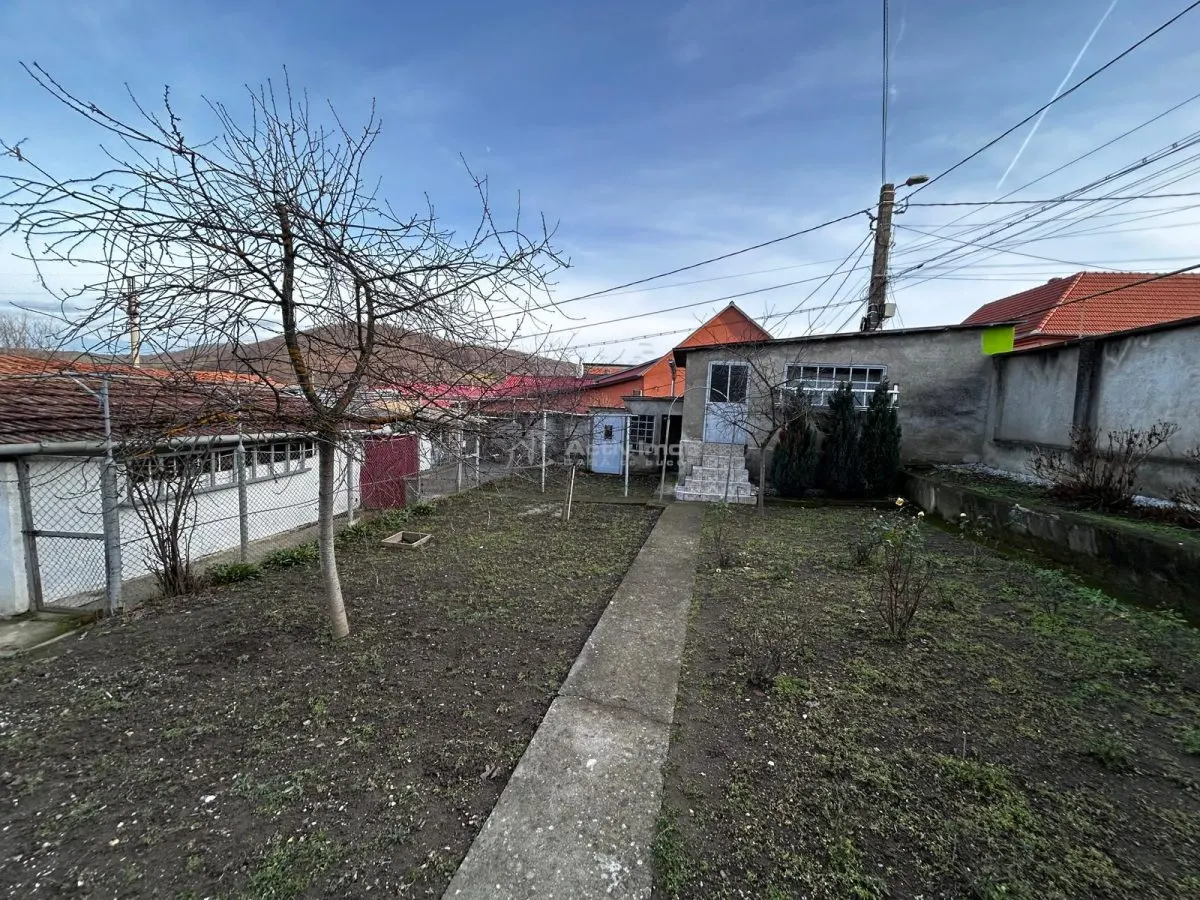 Bocsa Montana: Solid Three-Level House with Basement, Ground & First Floor - foto 2