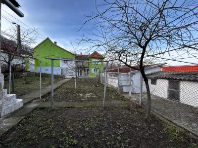 Bocsa Montana: Solid Three-Level House with Basement, Ground & First Floor - foto 16