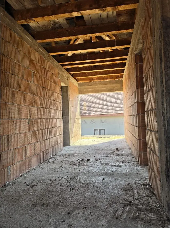 Maison Rez-de-chaussée et Premier Étage en Brut, Recaş - foto 12