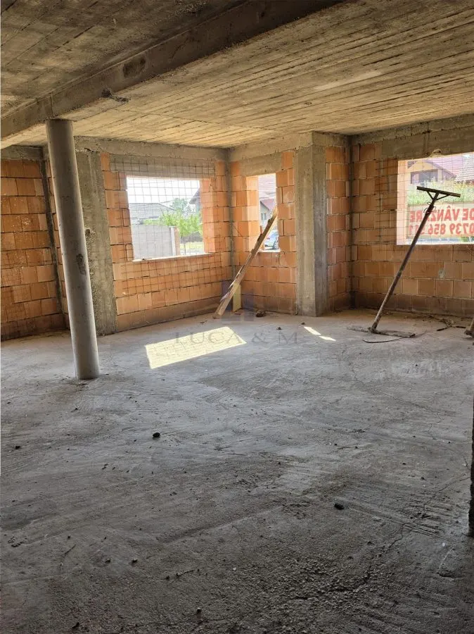 Maison Rez-de-chaussée et Premier Étage en Brut, Recaş - foto 6