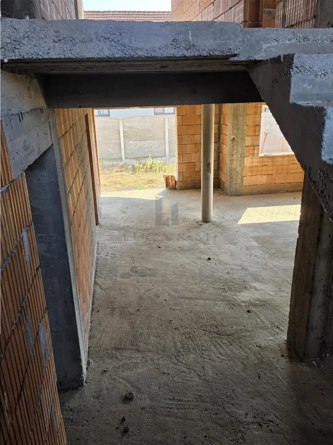 Maison Rez-de-chaussée et Premier Étage en Brut, Recaş - foto 7