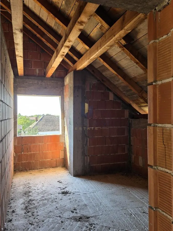 Maison Rez-de-chaussée et Premier Étage en Brut, Recaş - foto 10