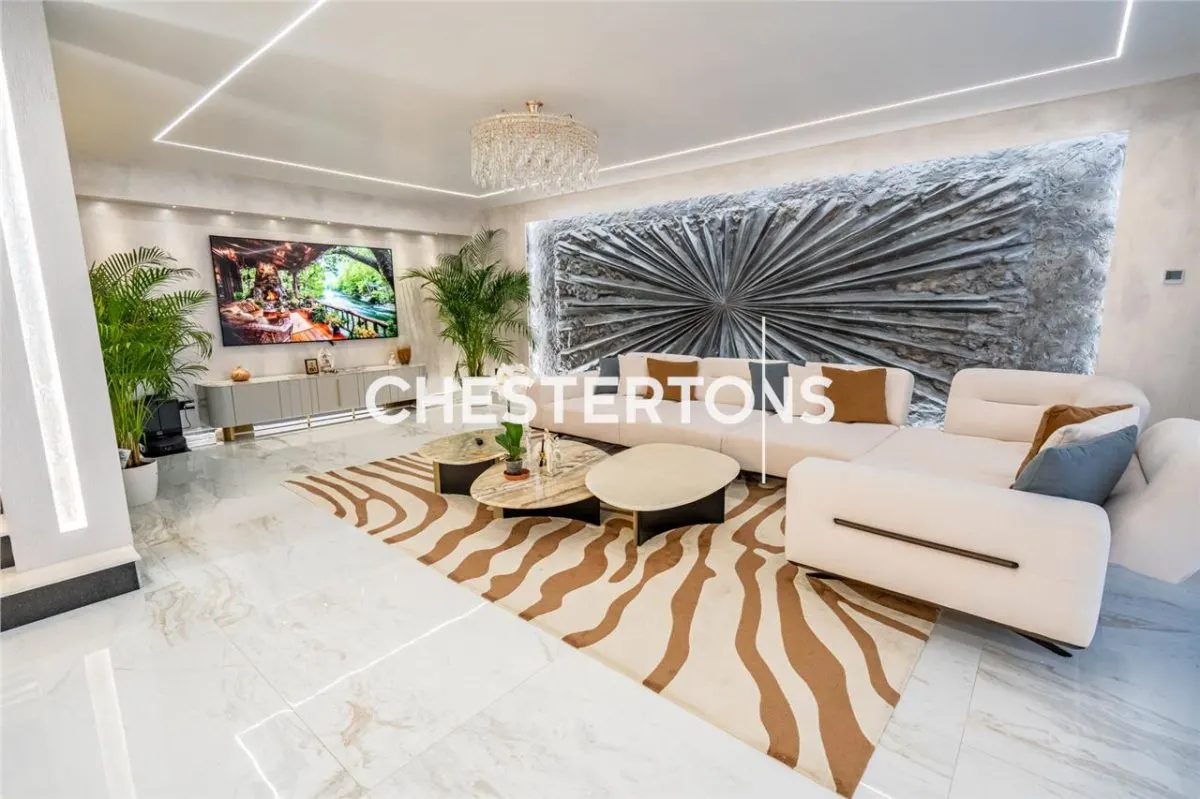 Villa for Sale in Otopeni, P+2E, 509 sqm Plot with Swimming Pool - foto 6