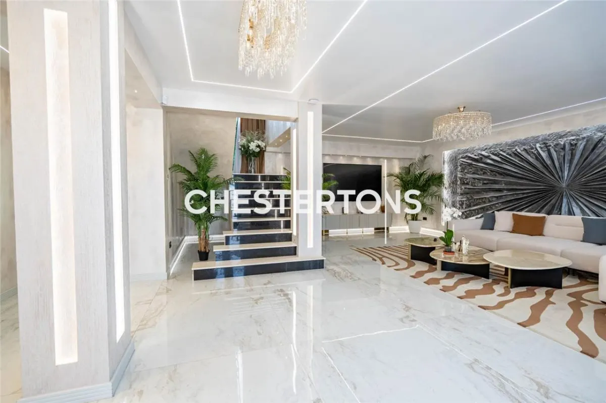 Villa for Sale in Otopeni, P+2E, 509 sqm Plot with Swimming Pool - foto 8