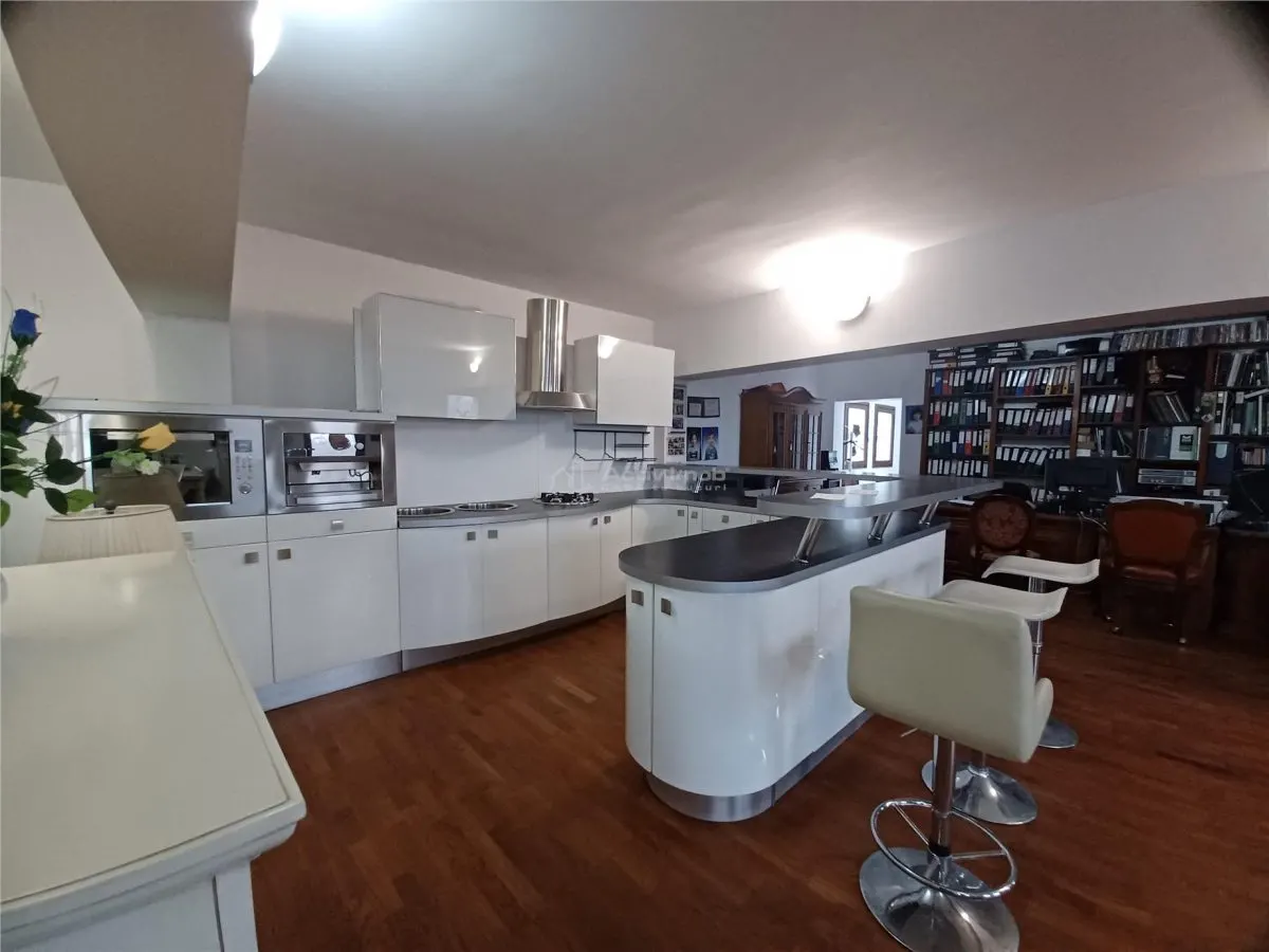 Entrepôt à Otopeni avec Showroom – Entreprise de Meubles Clé en Main - foto 1