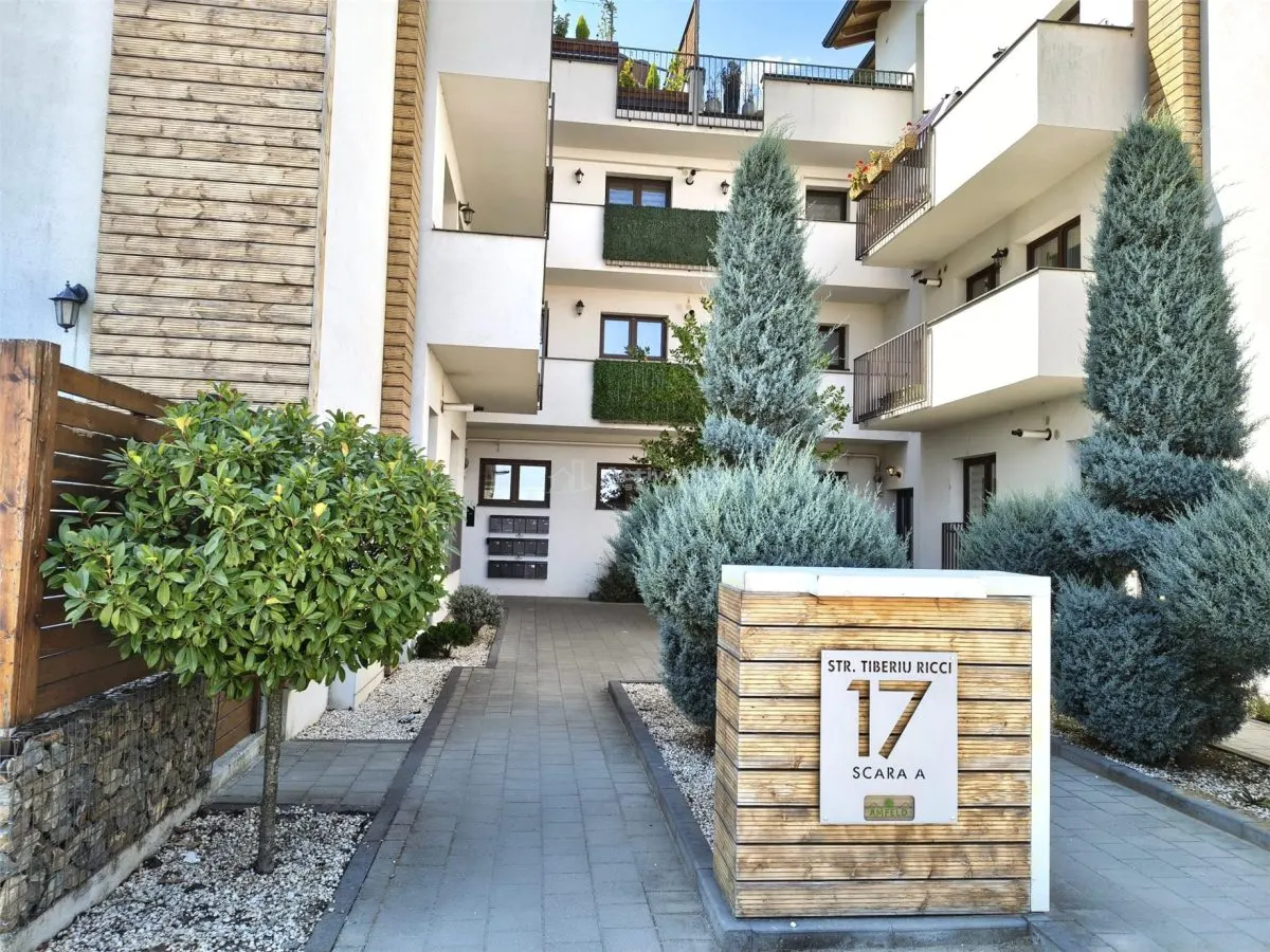 Apartament cu 3 camere si curte de vanzare - foto 1