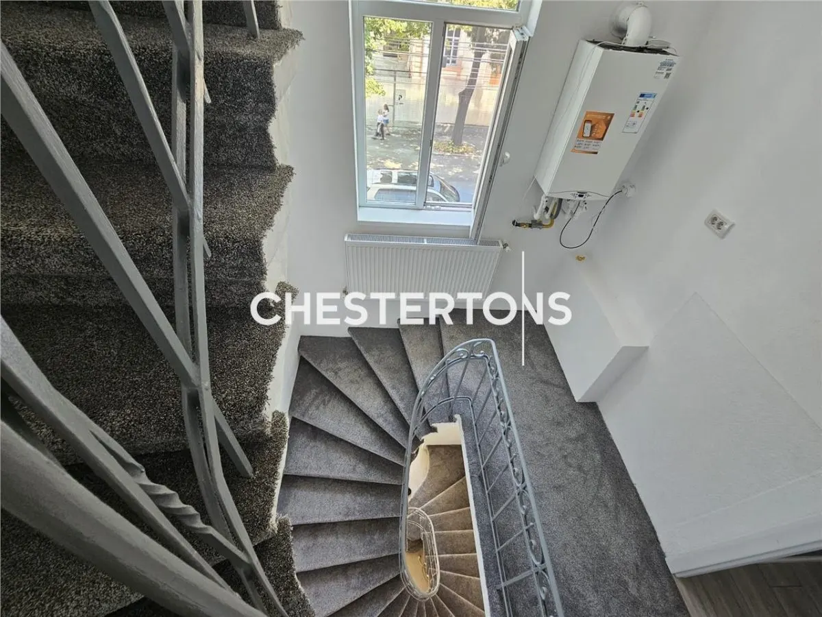 Premier Bail | Entièrement Neuf | Duplex 2 Chambres, Cour Privée et Terrasse, Centre Constanța - foto 12