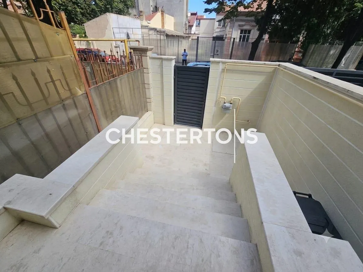 Premier Bail | Entièrement Neuf | Duplex 2 Chambres, Cour Privée et Terrasse, Centre Constanța - foto 9