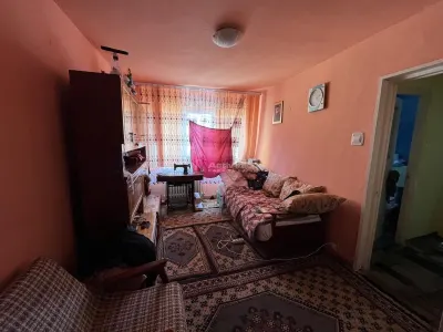 Caransebes, 2-Bedroom Split-Layout Apartment, Cathedral Quarter - foto 3