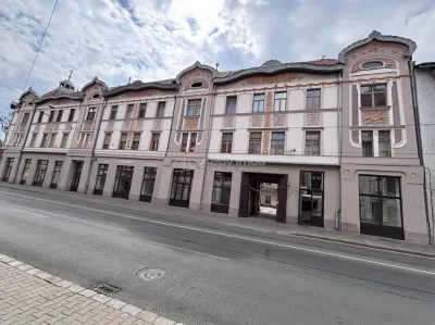 Apartament ultracentral 72 mp - etaj 1- boxa 25 mp - Oradea