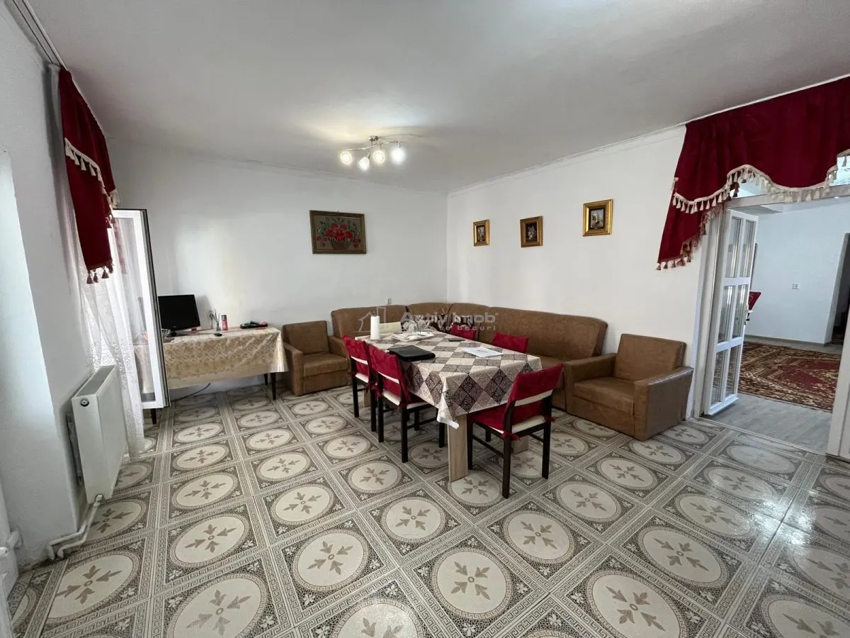 Caransebes, Casa la Curte, Zona Spitalului - foto 3