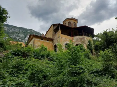 House / villa for sale 400 sqm in Baile Herculane, Central area - foto 2