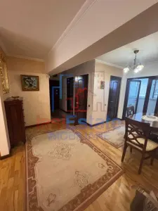 Apartamento de Cuatro Dormitorios, Centro - Palas - Iasi