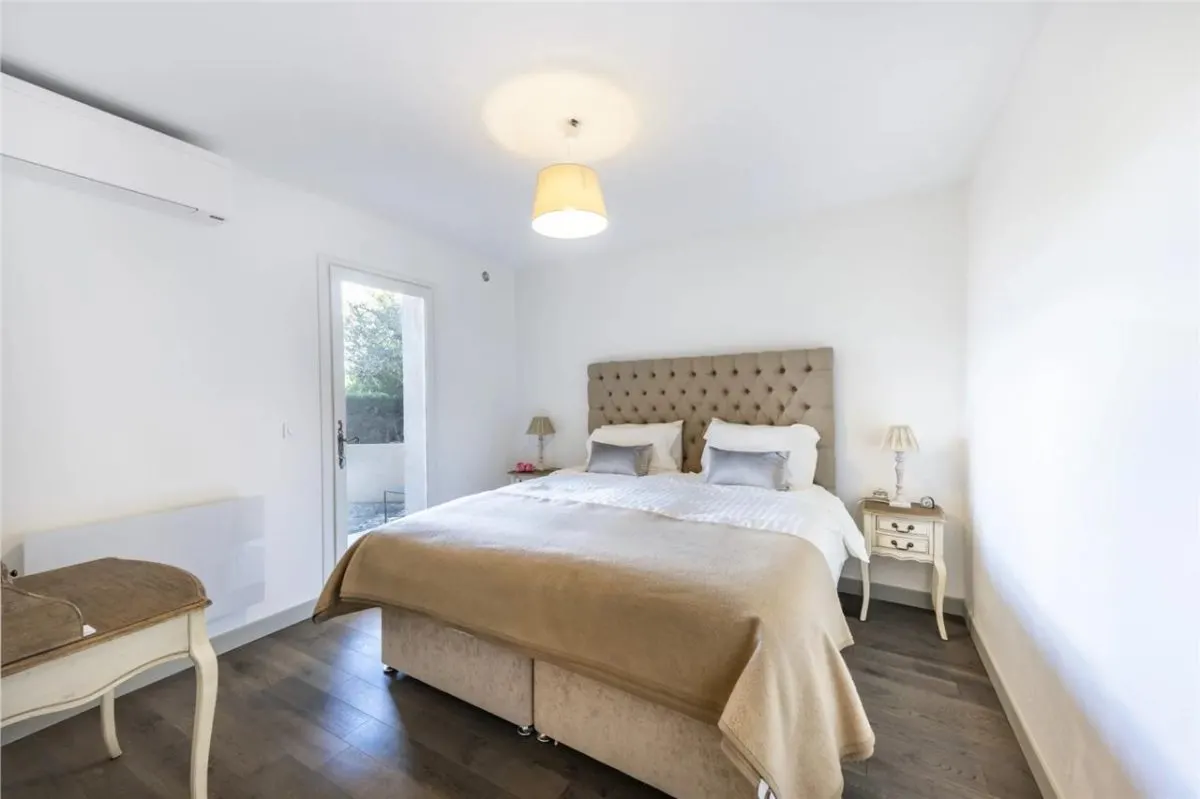 Villa for Sale in Alpes-Maritimes - foto 12