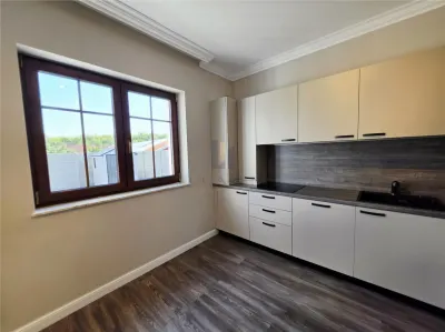 Primera Renta | Seminchalet Moderno y Espacioso – Ghiroda, Timiș - foto 5