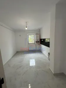 Dacia, Iași: Apartamento 4 Dormitorios Distribución Separada, 82 m², Planta Baja, Reformado - foto 3