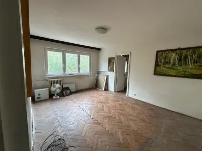 Apartment with 3 bedrooms for sale 56 sqm in Resita, Moroasa 1 area - Resita