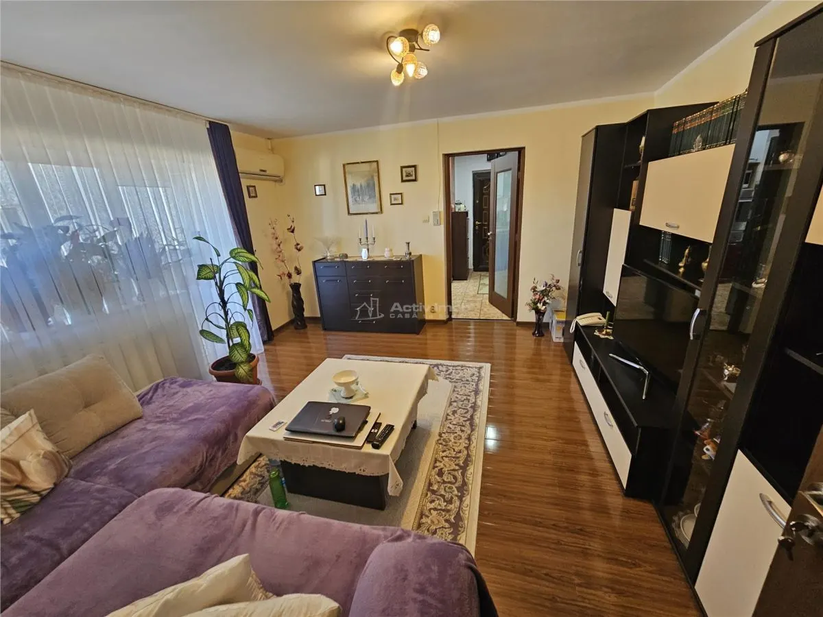Apartment with 3 bedrooms for sale 65 sqm in Resita, Micro IV area - foto 2