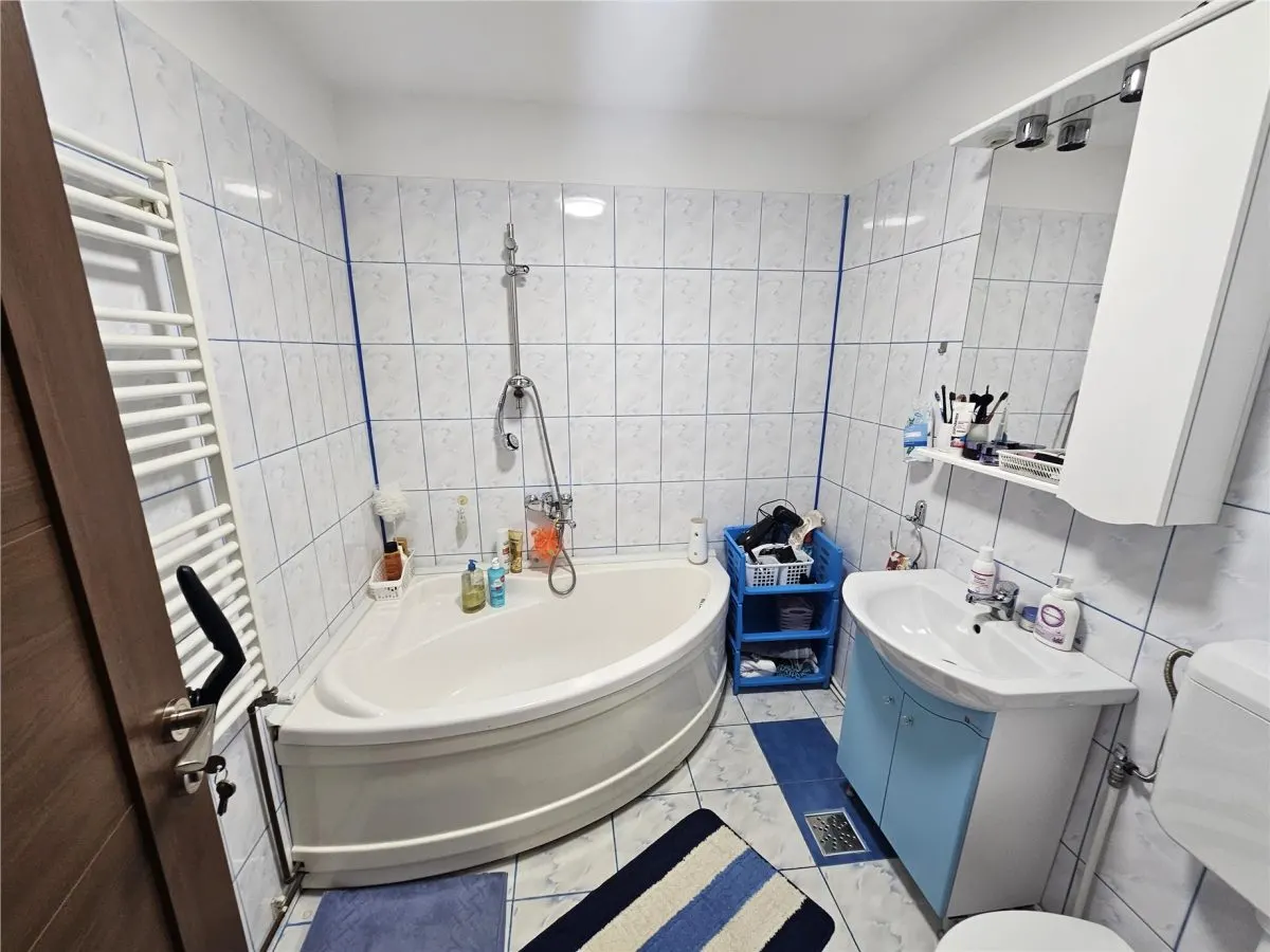 Apartment with 3 bedrooms for sale 65 sqm in Resita, Micro IV area - foto 8