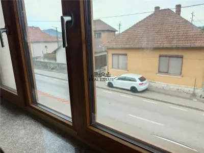 Immeuble Neuf Adapté à l'Hébergement ou Bureaux à Brad, Hunedoara - foto 3