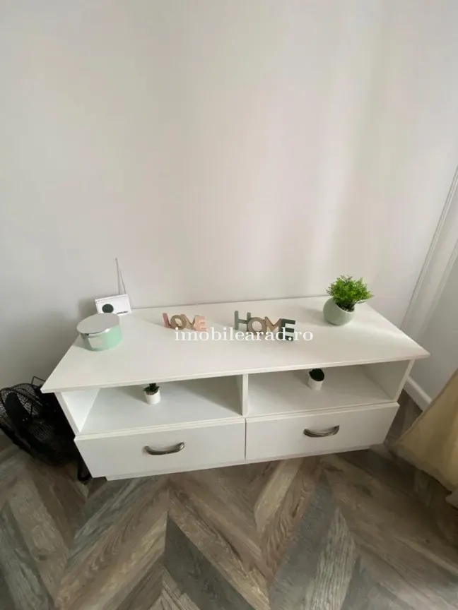 Apartamento ultracentral €60 por día, amueblado con estilo único junto al Ayuntamiento de Arad - foto 3