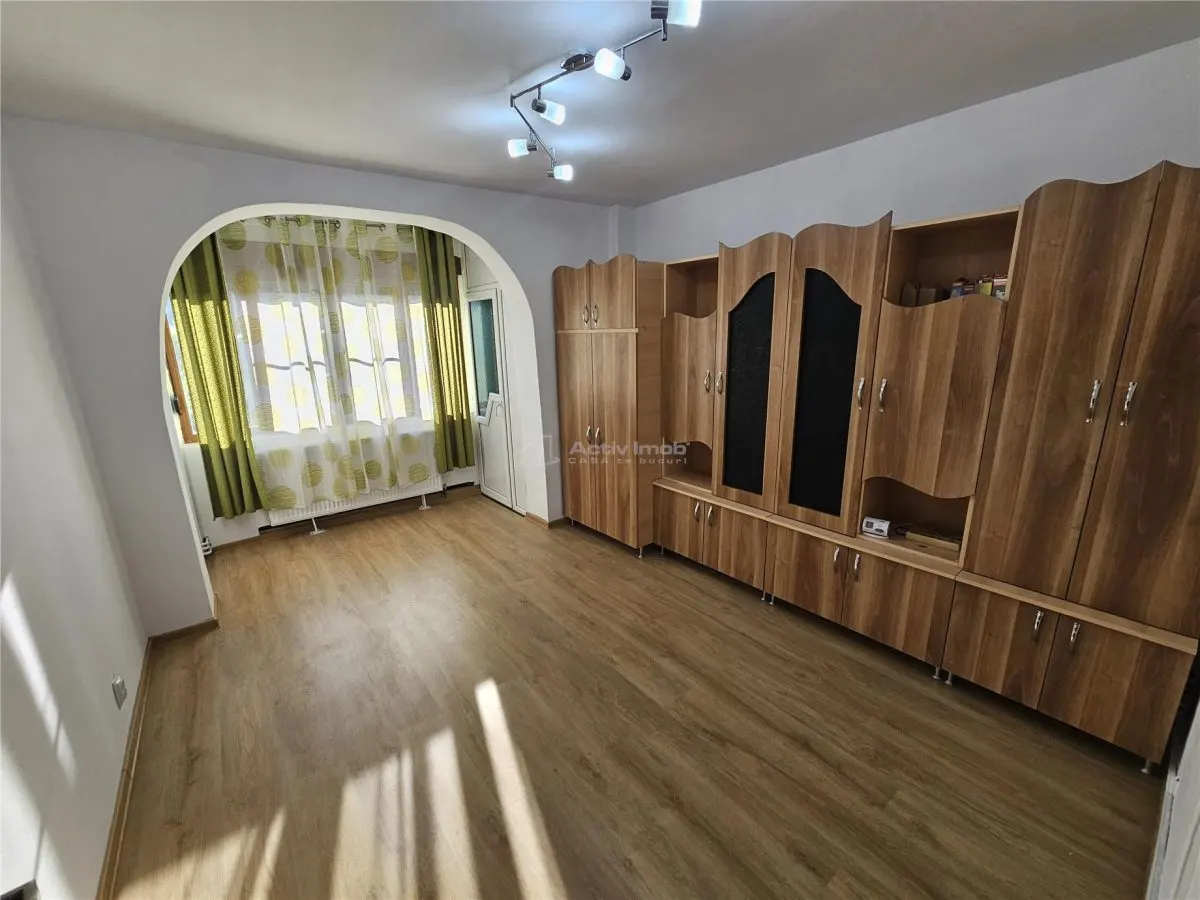 Apartment with 2 bedrooms for sale 54 sqm in Resita, Micro I area - foto 3