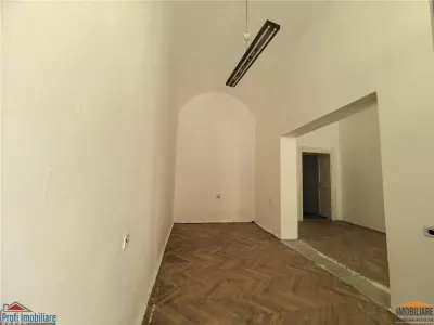 SPATIU COMERCIAL / BIROU ULTRACENTRAL ARAD – ACCES STRADĂ – 39.000 € - foto 2