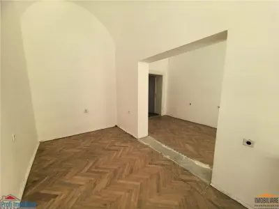 SPATIU COMERCIAL / BIROU ULTRACENTRAL ARAD – ACCES STRADĂ – 39.000 € - foto 3