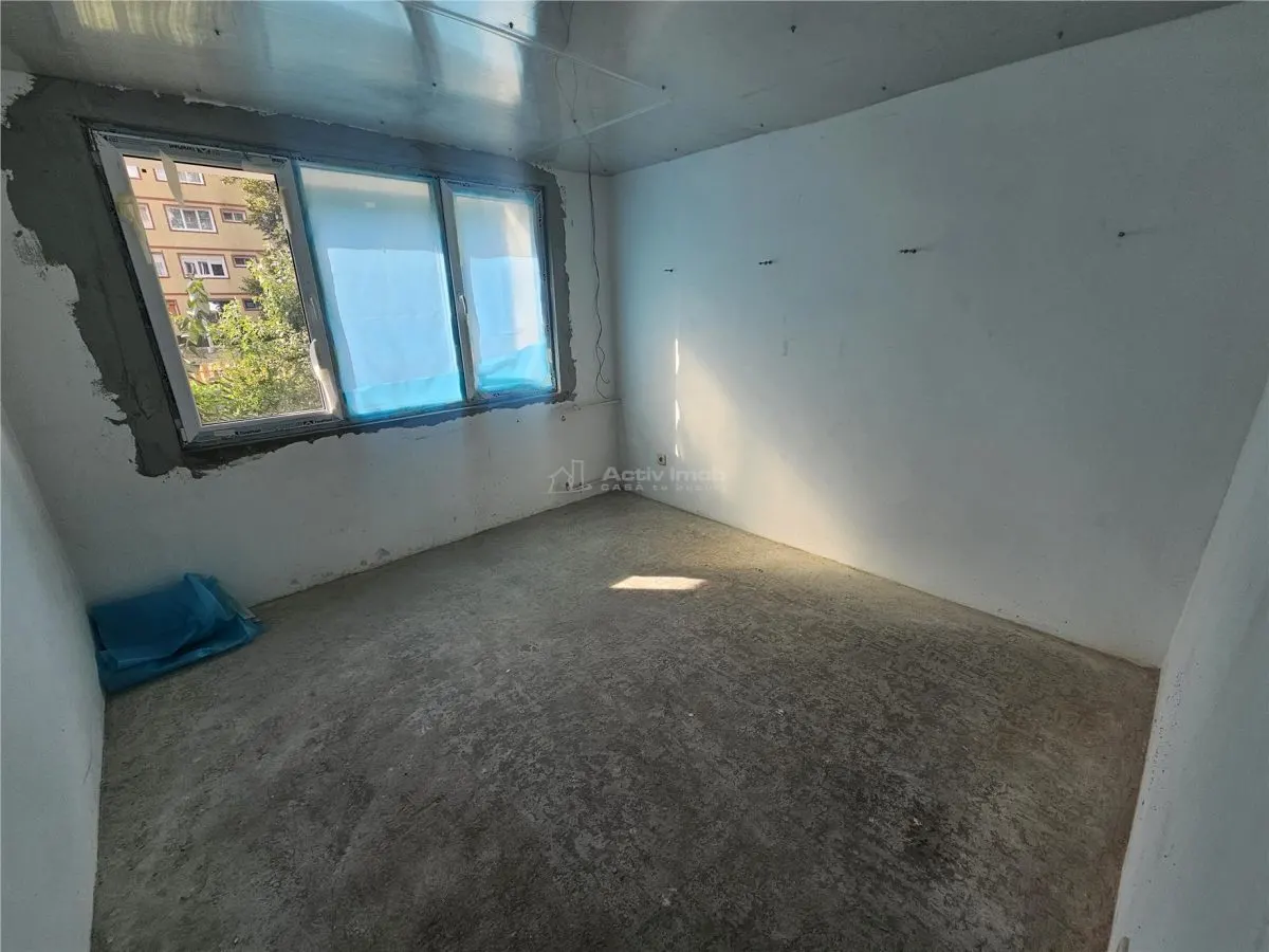 Apartment with 2 bedrooms for sale 46 sqm in Resita, Micro I area - foto 3
